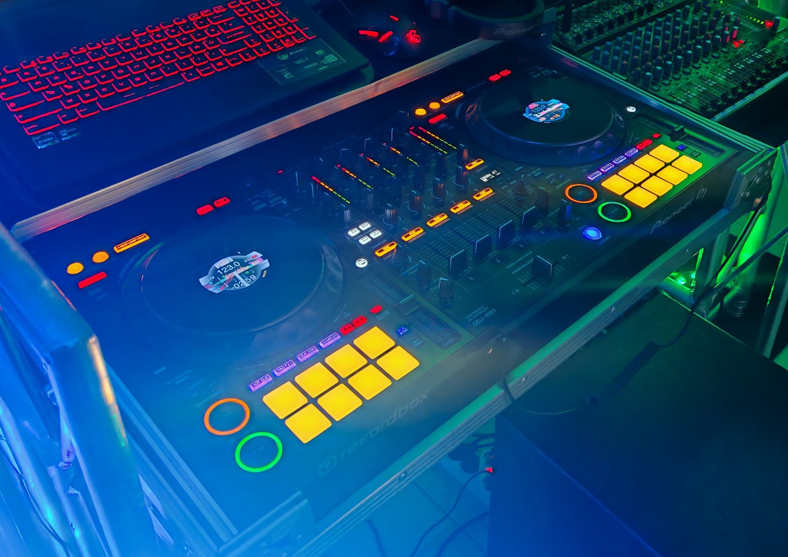 Qui se cache derrière les platines ?